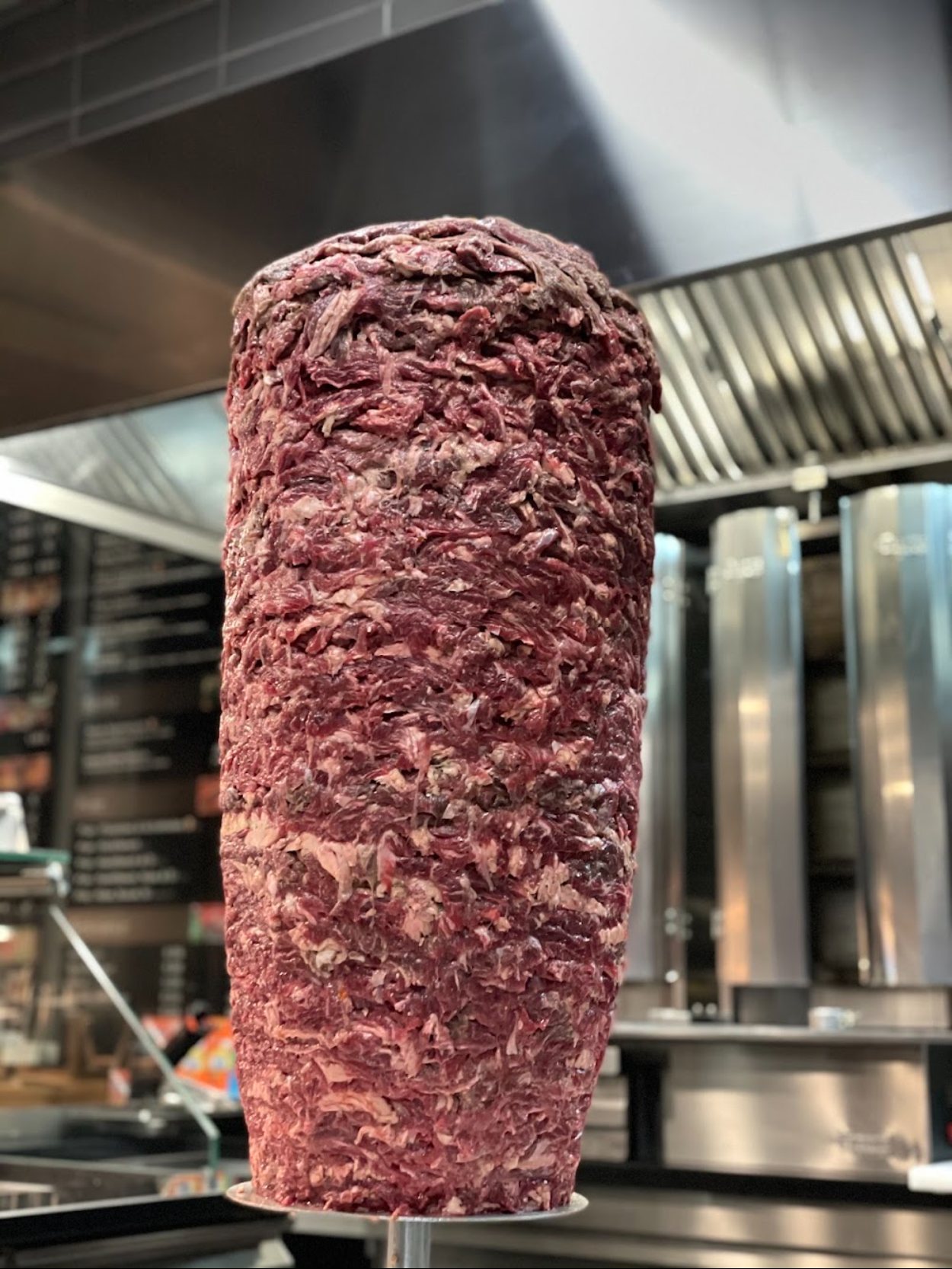 Döner-Spieß mit geschichtetem Scheibenfleisch